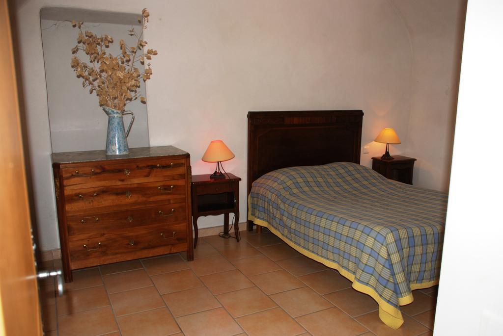 Les Jardins Du Mas Evesque Bed and Breakfast Rousson  Rum bild
