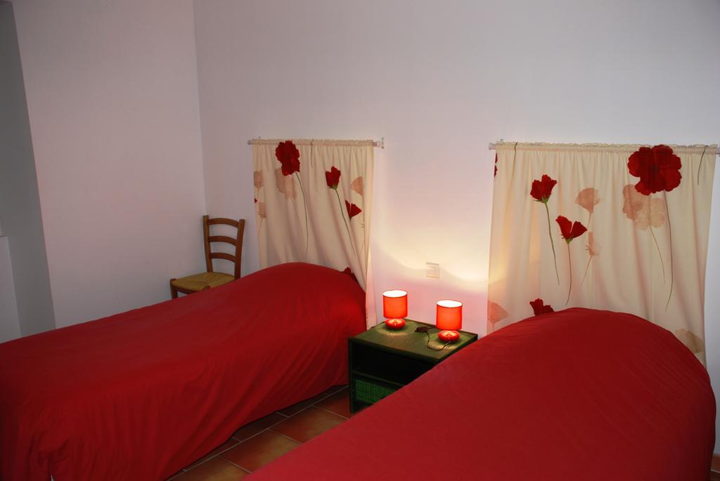 Les Jardins Du Mas Evesque Bed and Breakfast Rousson  Rum bild